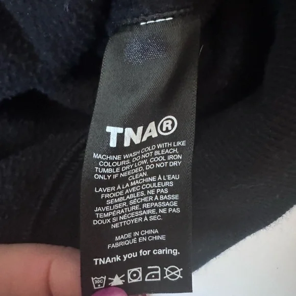 Aritzia Tna Cozy Fleece Boyfriend Boxy Quarter Zip Cropped Hoodie Black Sz XXS - Picture 8 of 13